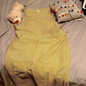 Yellow jump suit super cute, it’s size small, it’s great for the summer.